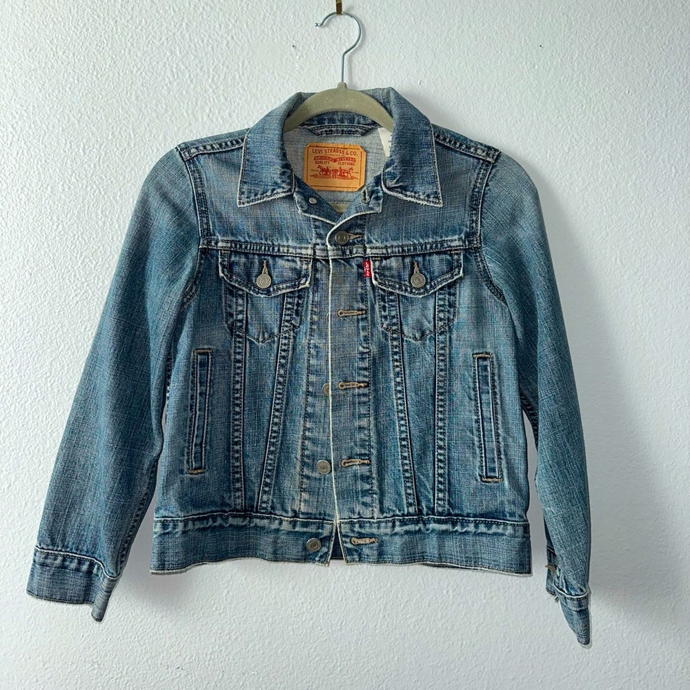 Levi's denim jacket. distressed faded and cropped #denimjacket #levis #jeanjacke